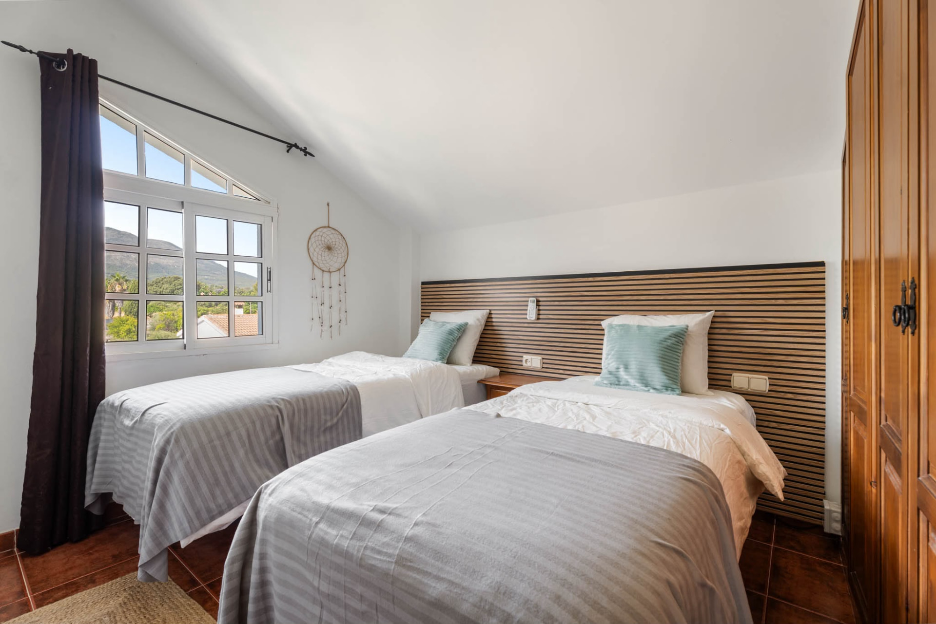 Kamer met twee eenpersoonsbedden en bergzicht
