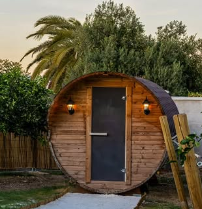 Houten barrelsauna in de tuin