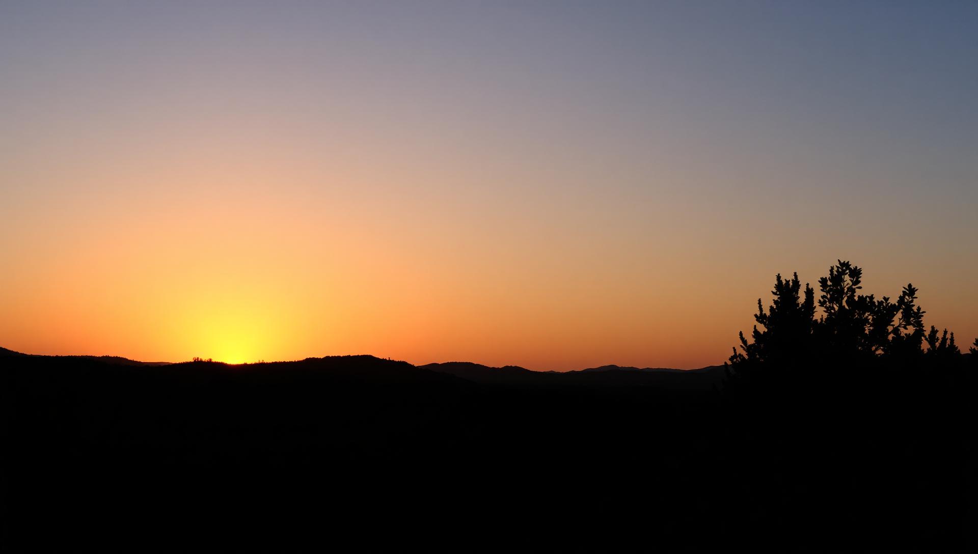 Zonsondergang boven de heuvels van Zuid-Spanje