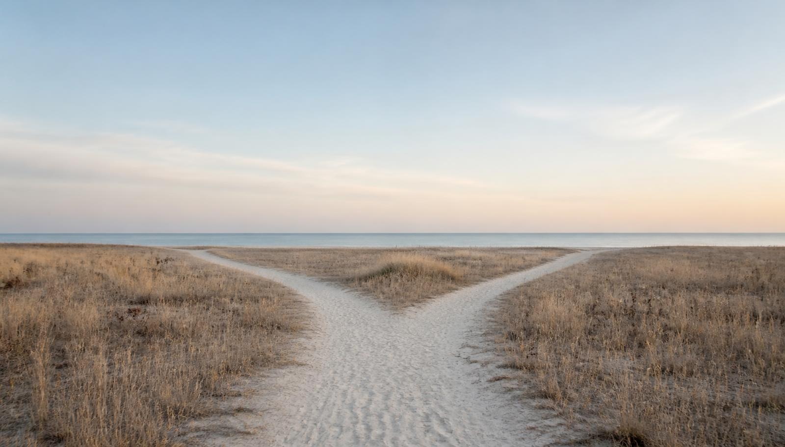 Een zandpad dat zich splitst richting een wijde horizon